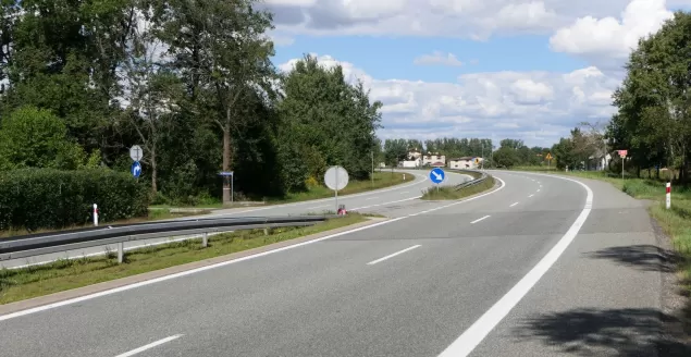 Droga, która dzieli. Rowerzyści muszą jeździć obok ciężarówek