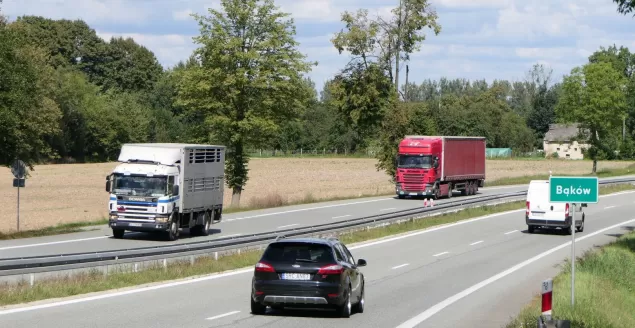 Droga, która dzieli. Rowerzyści muszą jeździć obok ciężarówek